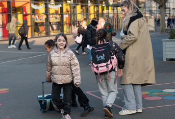 MECS St Augustin, Léa Delassus, éducatrice, vient chercher Esperanza à la sortie de l'école