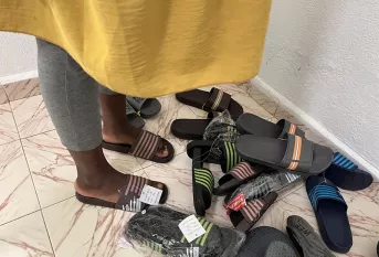 Distribution de fournitures et vêtements à Mayotte