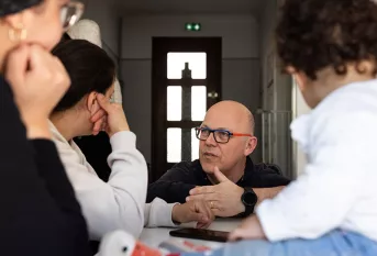 Gilles Lesueur, responsable de la Maison des familles d'Ermont en discussion avec des mamans 