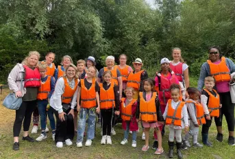 Soutien de The Human Safety Net - sortie aux Hortillonnages d'Amiens pour des familles de la Maison des familles