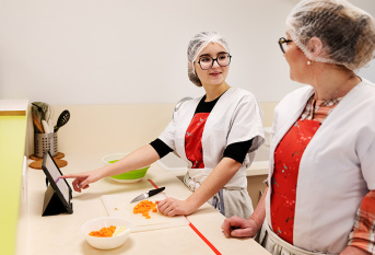 Romane, 16 ans, en 1ère année de SAPAT Bac Pro avec sa professeur Stéphanie Colombo pendant une classe de préparation culinaire