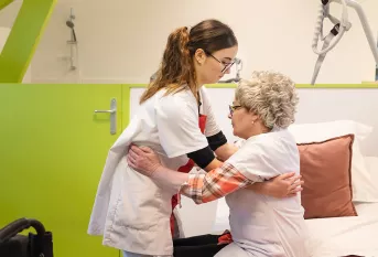 Romane, 16 ans, en 1ère année de SAPAT Bac Pro avec sa professeur Stéphanie Colombo pendant une classe de confort aux personnes âgées