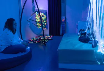 Ecole Saint-Etienne -  Mélanie Barbotin (éducatrice), dans la salle Snoezelen, pendant un temps d'échange individuel avec un enfant, appelé "bulle d'oxygène" 