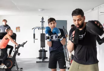 MECS  Don Bosco à Charleville Mézières. Dans la salle de sport de l'Unité de Vie Quai Roussel, une séance collective géré par Hakim Chioui, ex champion de France mi-lourds (2011 et 2013), professeur de sport. Yénis fait de la boxe, Louanne du vélo et Loann de la course à pied.