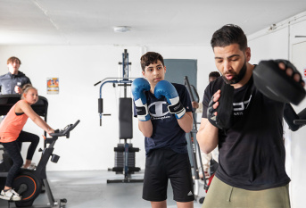 MECS Don Bosco à Charleville Mézières. Dans la salle de sport de l'Unité de Vie Quai Roussel, une séance collective géré par Hakim Chioui, ex champion de France mi-lourds (2011 et 2013), professeur de sport. Yénis fait de la boxe, Louanne du vélo et Loann de la course à pied.