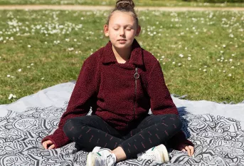 MECS  Don Bosco à Charleville Mézières. Moment de relaxation pour Louanne, 11 ans, au Parc, Le Mont Olympe 