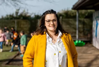 Ecole Saint-Etienne -  Portrait de Mélanie Barbotin, éducatrice, dans la cour de récréation.