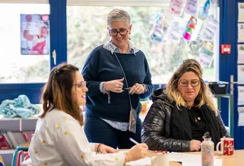 Ecole Saint-Etienne - Réunion entre professionnelles, coordonnée par la directrice Séverine Gault. A gauche Mélanie Barbotin, à droite Séverine Michel, éducatrices