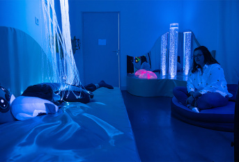Ecole Saint-Etienne - Mélanie Barbotin (éducatrice), dans la salle Snoezelen, pendant un temps d'échange individuel avec un enfant, appelé "bulle d'oxygène"