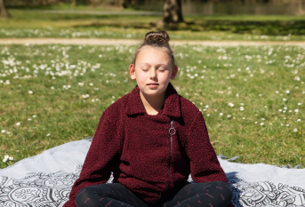 Jeune fille se relaxant dans un parc