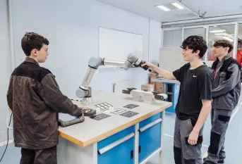 Lycée professionnel Saint-Joseph, jeunes en 1ère année de formation manutention travaillant avec un bras articulé