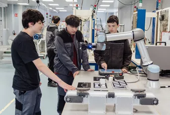 Lycée professionnel Saint-Joseph, jeunes en 1ère année de formation manutention travaillant avec un bras articulé (