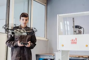 Lycée professionnel Saint-Joseph, jeune en 1ère année de formation manutention avec un drône 