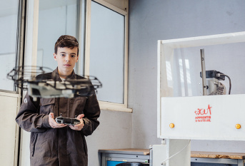 Lycée professionnel Saint-Joseph, jeune en 1ère année de formation manutention avec un drône