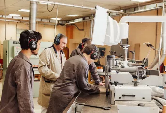 Lycée professionnel Saint-Joseph, jeunes en 1ère année de menuiserie avec leur professeur sur des machines