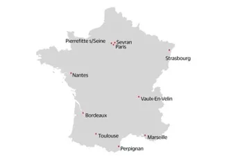 Carte de France mentionnant les villes où APE est implanté : Strasbourg, Vaulx en Velin, Marseille, Perpignan, Toulouse, Bordeaux, Nantes, Pierrefitte sur Seine, Sevran, Paris