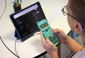 Collège Nouvelle Chance - Batiste travaille sur une tablette numérique pour un cours de mathématiques