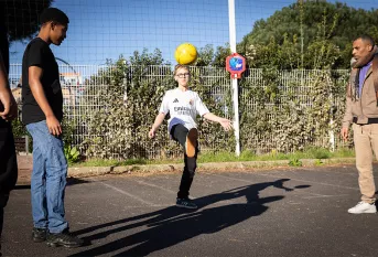 Collège Nouvelle Chance - Partie de football pendant la pause du matin avec un éducateur 