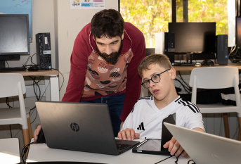 Collège Nouvelle Chance - Batiste en cours de technologie avec son professeur Jérémie Herriau