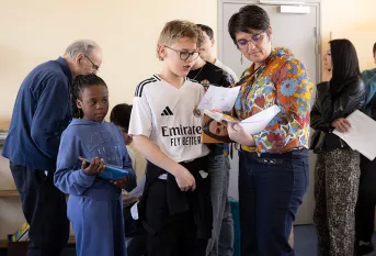 Collège Nouvelle Chance - Atelier intergénérationnel avec des résidents d'une maison de retraite voisine venus au collège. Batiste est à côté d'une collaboratrice du collège et ils préparent un chant