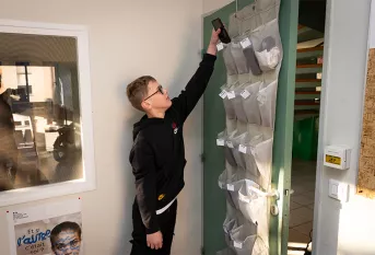 Collège Nouvelle Chance - Arrivée de Batiste au collège, il dépose son smartphone et le récupérera à la fin de la journée