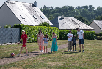 Jeunes et adultes de la MECS Havre Rose de Lima de retour de promenade