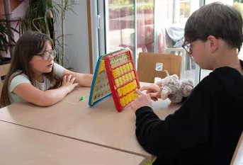 Deux enfants de la MECS Havre Rose de Lima font un jeu de société 