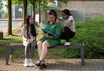 C'est l'heure des devoirs dans le jardin de la MECS de Strasbourg