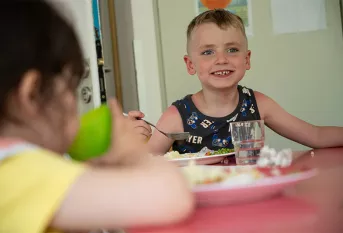 C'est l'heure du déjeuner chez les petits de la MECS de Strasbourg (