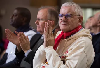 Père Marc Whelan lors du pèlerinage de Lourdes