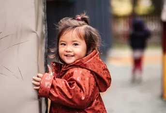 couverture du rapport d'activité 2024, fillette dans une crèche