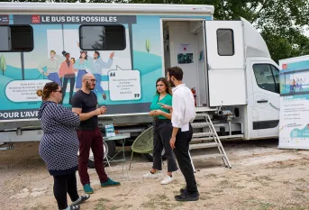 Dispositif Le bus des possibles à Brignoles - un booster territorial discute avec des jeunes 
