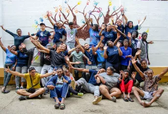 AESI - photo de groupes des jeunes et adultes mauriciens et français devant la fresque des mains 