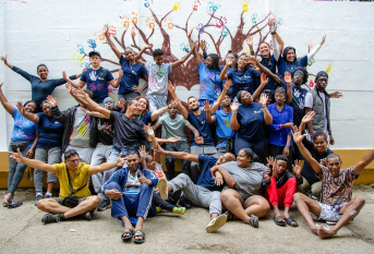AESI - photo de groupes des jeunes et adultes mauriciens et français devant la fresque des mains