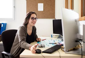 Chrystal Lopes dans son bureau travaille sur sa thèse