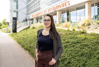 Chrystal Lopes devant l'entrée de l'UFR Sciences et techniques de la faculté