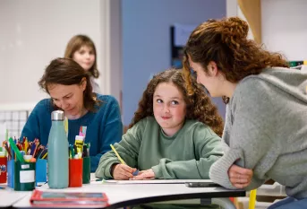 Ecole Pier Giorgio Frassati (site de Saint-Cyr) - Chloé Bouillard, enseignante et Florine Sire, service civique, travaillent avec Meryl 