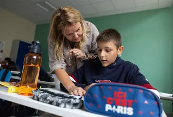 Rentrée des 6èmes au campus éducatif et écologique Saint-Philippe,  Marta Majdosz, AESH, répond à une question de Mattéo