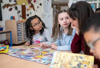 Ecole Pier Giorgio Frassati annexe Saint-Cyr – Innovation pédagogique - cours en petit groupe avec une adulte