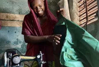 Journée des filles au Mali - Fatoumata pendant un cours de couture