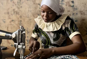 Journée des filles au Mali - Djeneba pendant un cours de couture