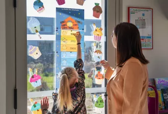 MECS  Don Bosco à Charleville Mézières. Unité de Vie SALSA. Séance individuelle de soutien, assurée par Déborah Michel, éducatrice scolaire. La première chose qu’Elena fait quand elle rentre dans la classe est de placer son nom sur la Fusée des émotions. Aujourd’hui elle est très heureuse.