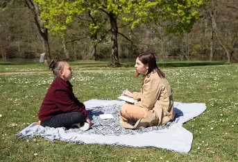  MECS  Don Bosco à Charleville Mézières. Au Parc, Le Mont Olympe, discussion pendant une séance individuelle assurée par Déborah Michel, éducatrice scolaire pour l'atelier journal 