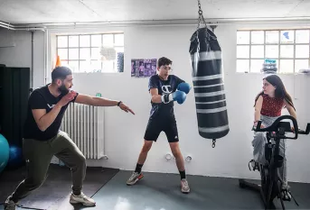 MECS  Don Bosco à Charleville Mézières. Dans la salle de sport de l'Unité de Vie Quai Roussel, une séance collective géré par Hakim Chioui, ex champion de France mi-lourds (2011 et 2013), professeur de sport. Yénis fait de la boxe et Laura du vélo