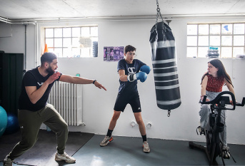 MECS Don Bosco à Charleville Mézières. Dans la salle de sport de l'Unité de Vie Quai Roussel, une séance collective géré par Hakim Chioui, ex champion de France mi-lourds (2011 et 2013), professeur de sport. Yénis fait de la boxe et Laura du vélo