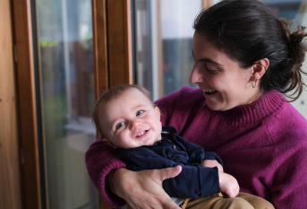 Crèche "Des premiers pas" à Nantes -  Charles et Jeannette Laquerre, aide animatrice Petite Enfance 