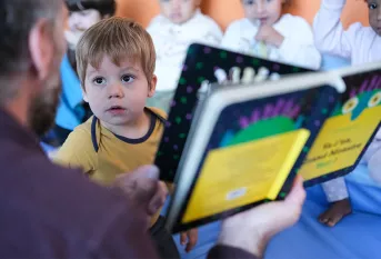 Crèche "Des premiers pas" à Nantes - moment de lecture avec Reda et Emmanuel Faudemer 