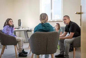Dispositif "Sentinelles" au collège Saint-Paul - Mickaël Gay éducateur et référent sentinelle, Léonie, et Natéo sentinelles écoutent Romane dans la salle dédiée