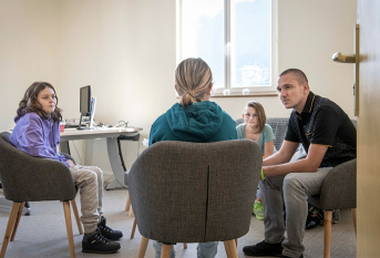 Dispositif "Sentinelles" au collège Saint-Paul - Mickaël Gay éducateur et référent sentinelle, Léonie, et Natéo sentinelles écoutent Romane dans la salle dédiée