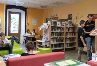 Collège St Paul sur Isère, Mickaël Gay, éducateur, référent des sentinelles et documentaliste avec Louka 6ème
